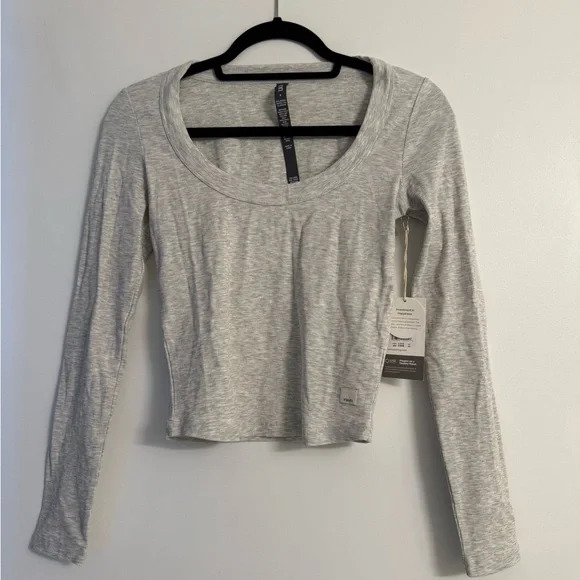 Women's Vuori Long Sleeve Pose Scoop Tee - Picture 2 of 4